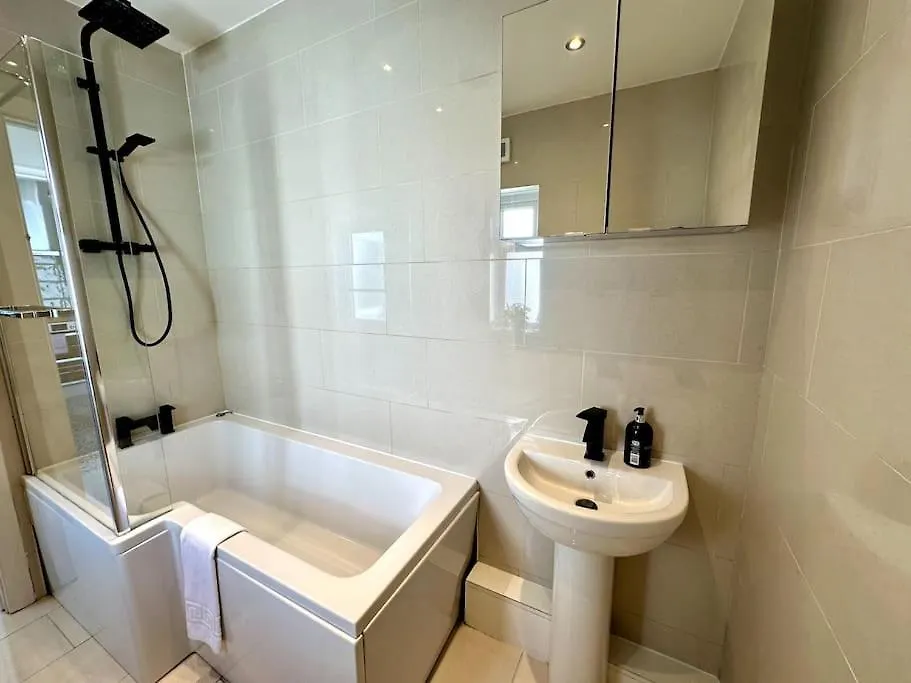 2 Bedroom City Centre House - Pet Friendly - Free Parking Cardiff 0*,