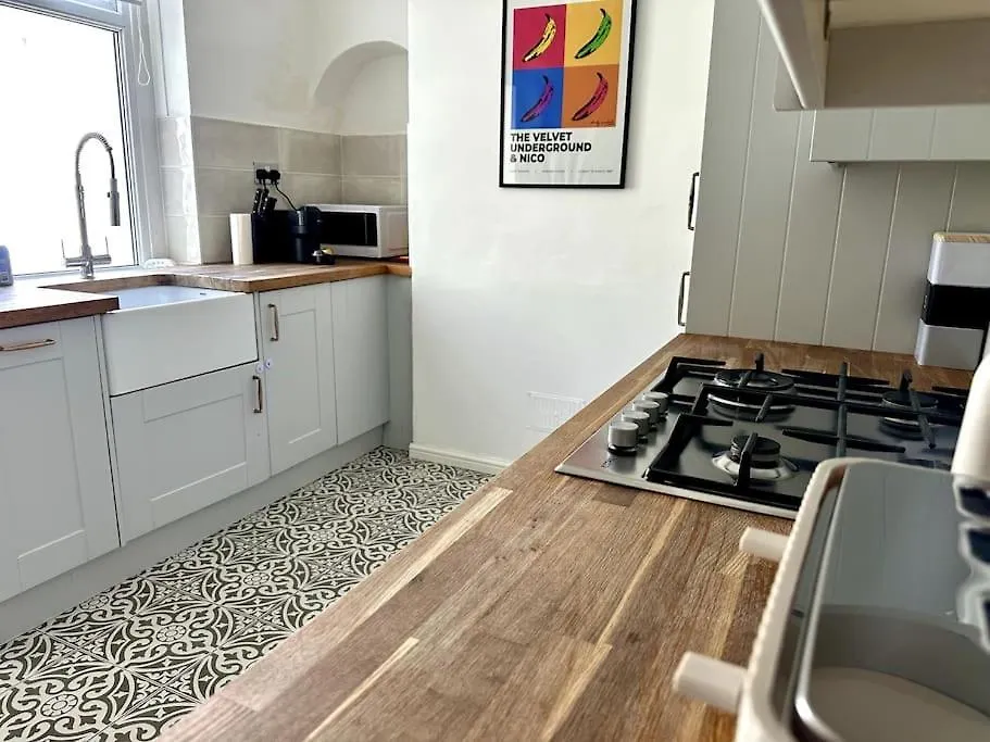 2 Bedroom City Centre House - Pet Friendly - Free Parking Cardiff Holiday home