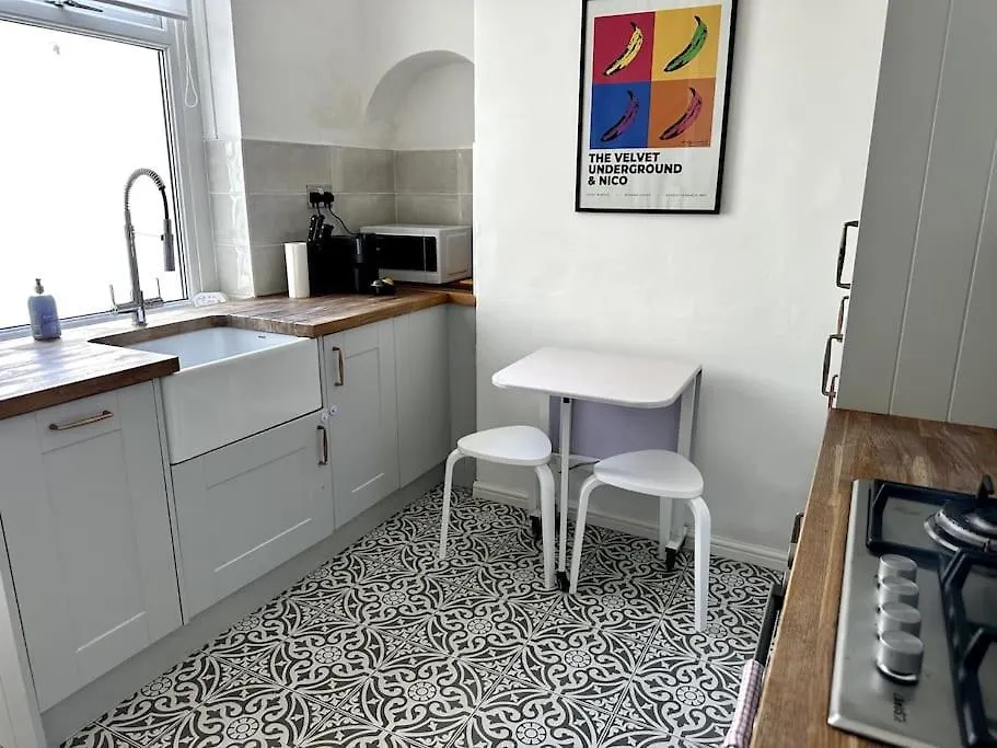 2 Bedroom City Centre House - Pet Friendly - Free Parking Cardiff 0*,  United Kingdom