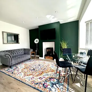 Sophisticated With Beautiful & Large Garden Cardiff
